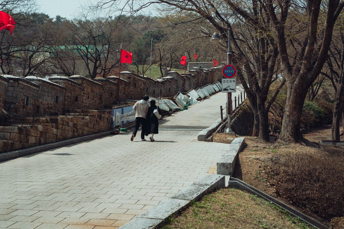 수원 화성 성곽길을 걷는 사람들
